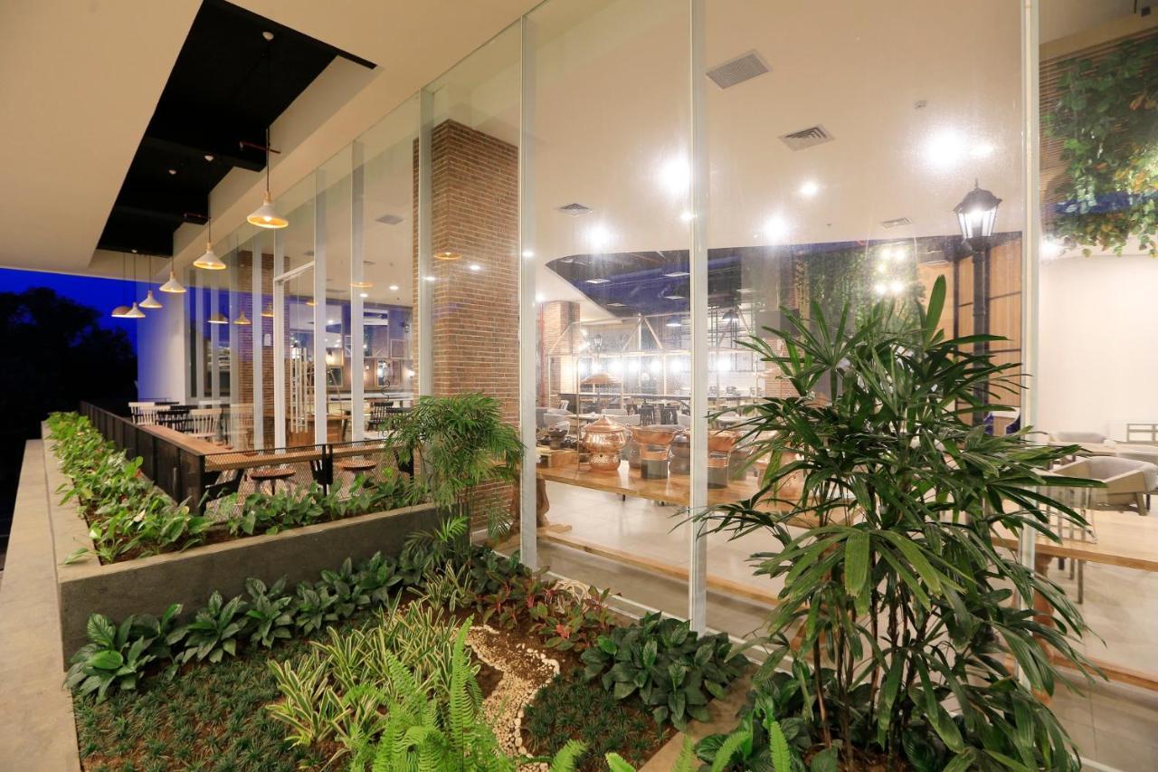 Luminor Hotel Purwokerto Buitenkant foto